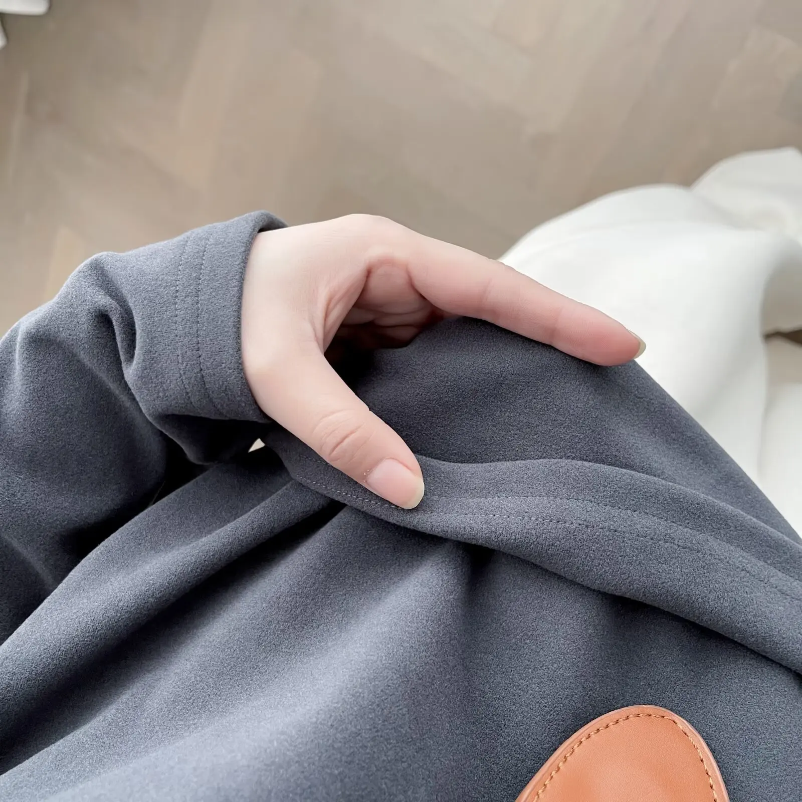 XXXXL Fashion Plus Size Women's T-Shirt Autumn And Winter Style Simple Shoulder Button O-Neck De Velvet Warm Inside Tops 8251