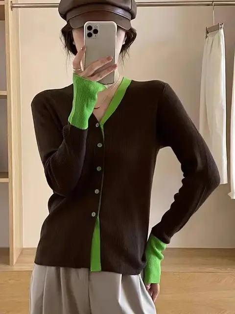 가을 의상에 개성과 따뜻함을 더하는 패치워크 니트 가디건