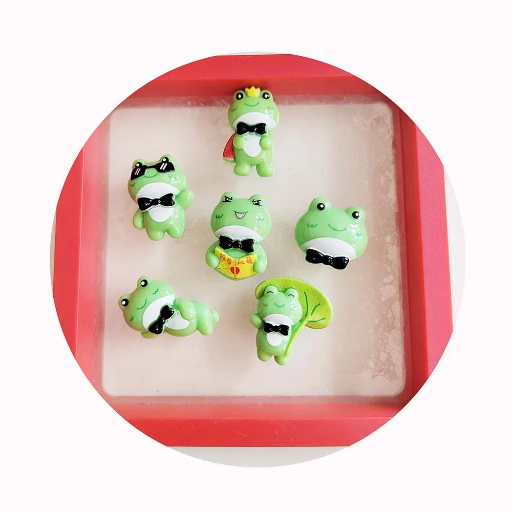 Kawaii Cartoon Frog Resin Figurine Crafts Flatback Cabochon Craft Ornament Creazione Di Gioielli Accessori Per Capelli