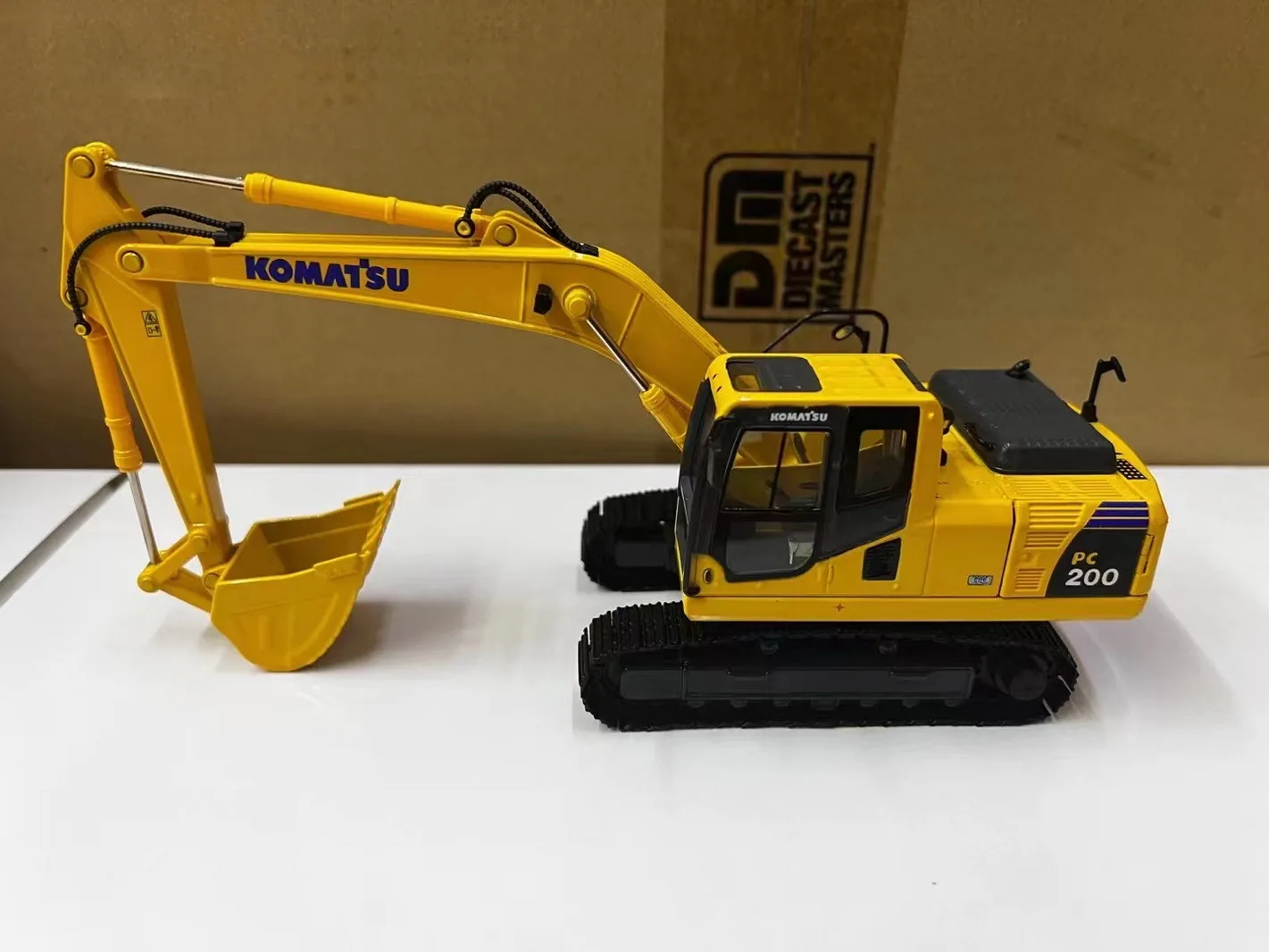 

1/43 Komatsu PC200-8MO Hydraulic Excavator with Metal Track DieCast Model Toy