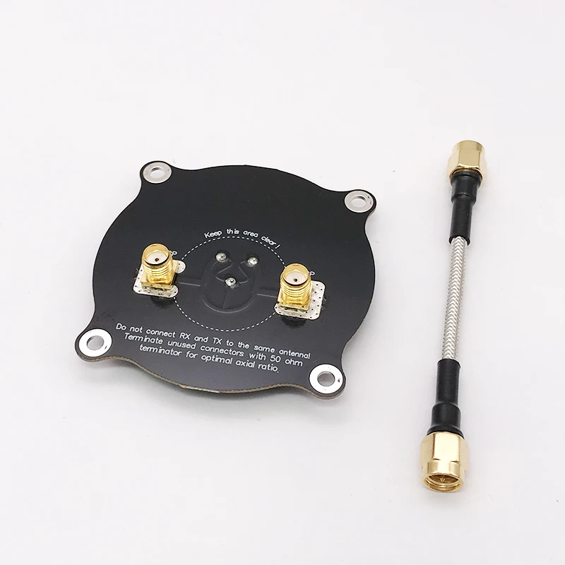 Antenne patch 5.8GHz 9.4dBi triple alimentation pour lunettes FPV Fatshark, posée à plat sur une surface, câbles déroulés.