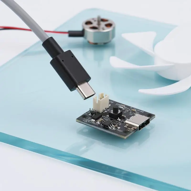 Kit ventilateur DIY avec moteur brushless 1503 5V Type-C en action, pales tournant.