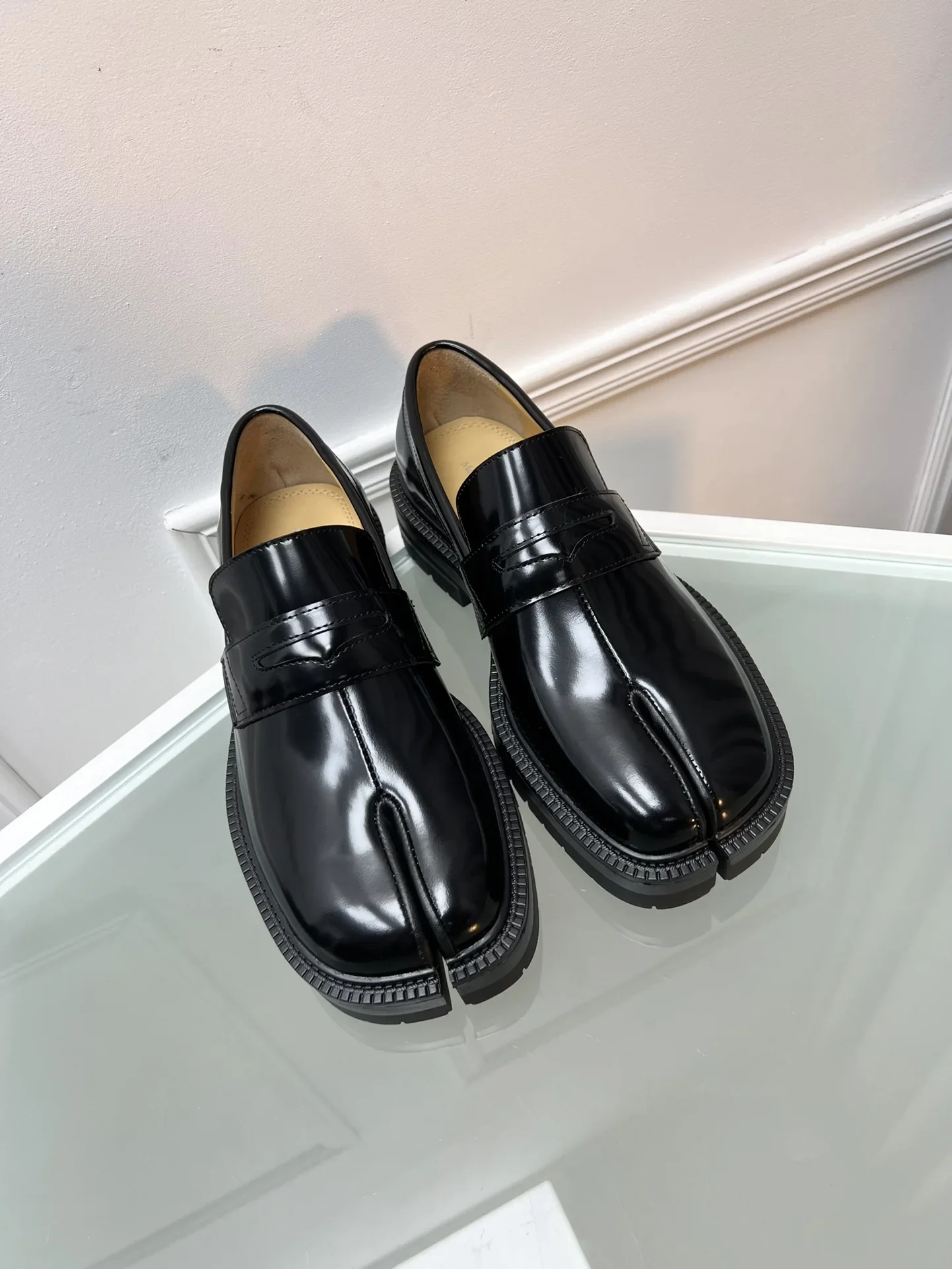 

Luxury Brand M6 Split Toe Shoes Fashion Designer Loafers Low Heel Slip On Women Shoes High Quality Real Leather M6 Woman Shoes