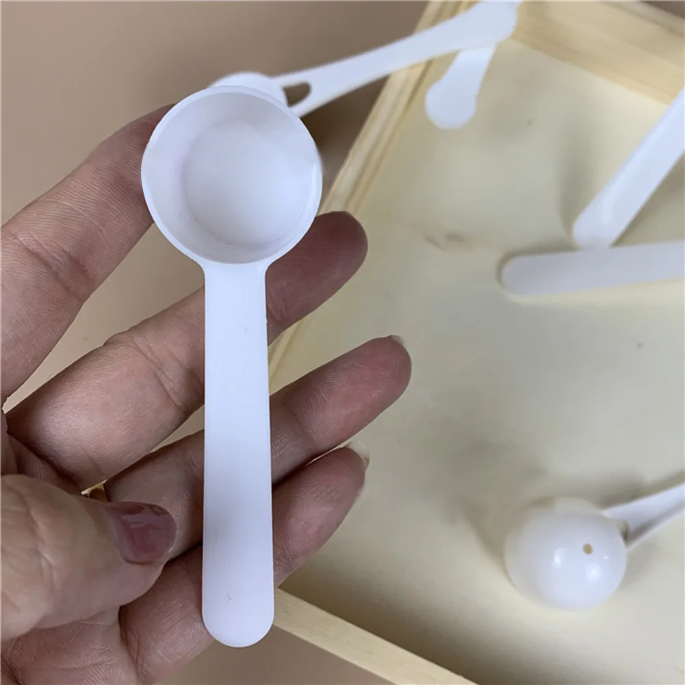 흰색 플라스틱 측정 스푼 그램 특종 식품 베이킹 약 분말 주방 측정 도구, 50 개, 100 개, 5g