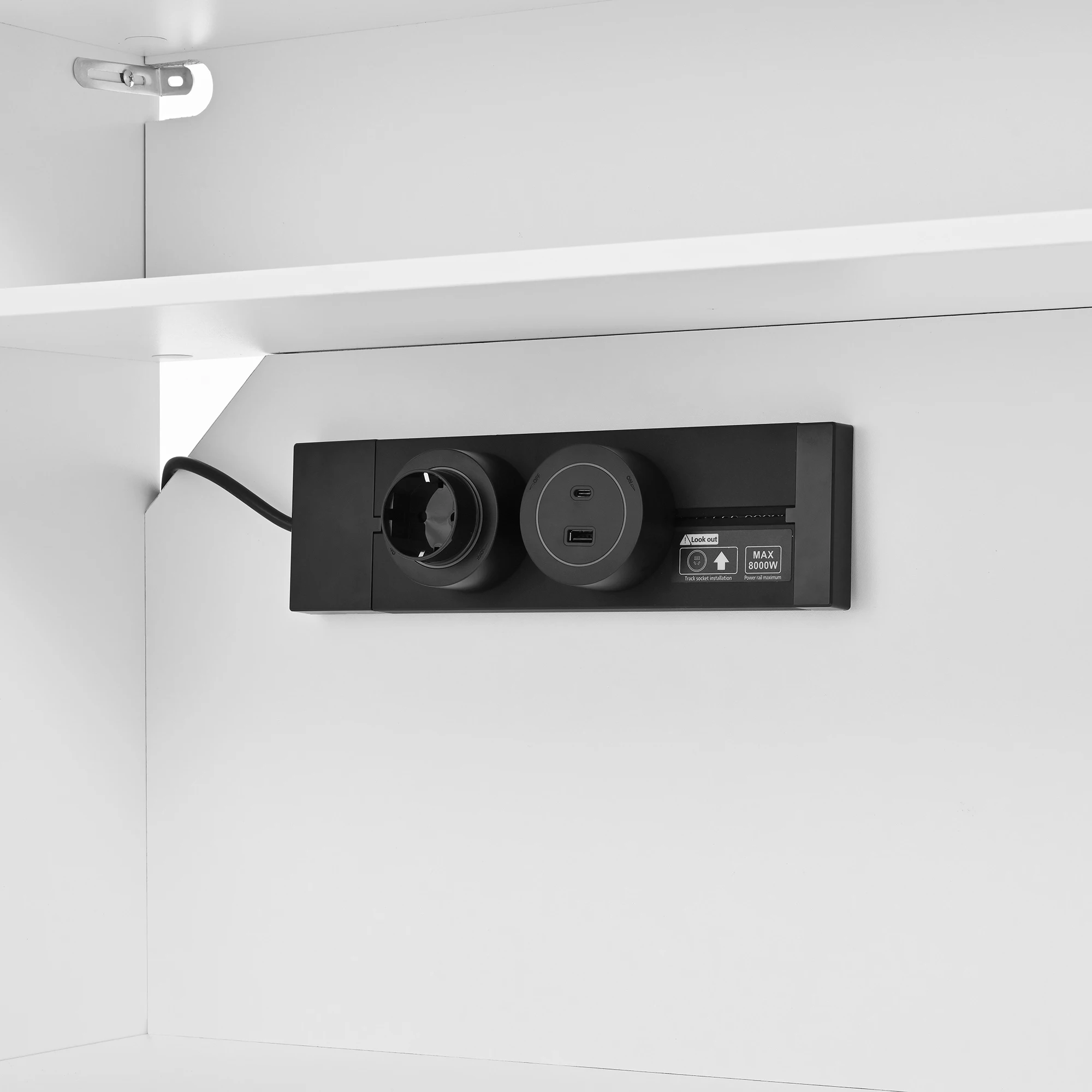 Hoher Schrank mit Steckdosen und Schubladen, Barschrank mit Weinglashaltern und Stauraum, Küchensideboard mit verstellbaren Elementen – Detail 13
