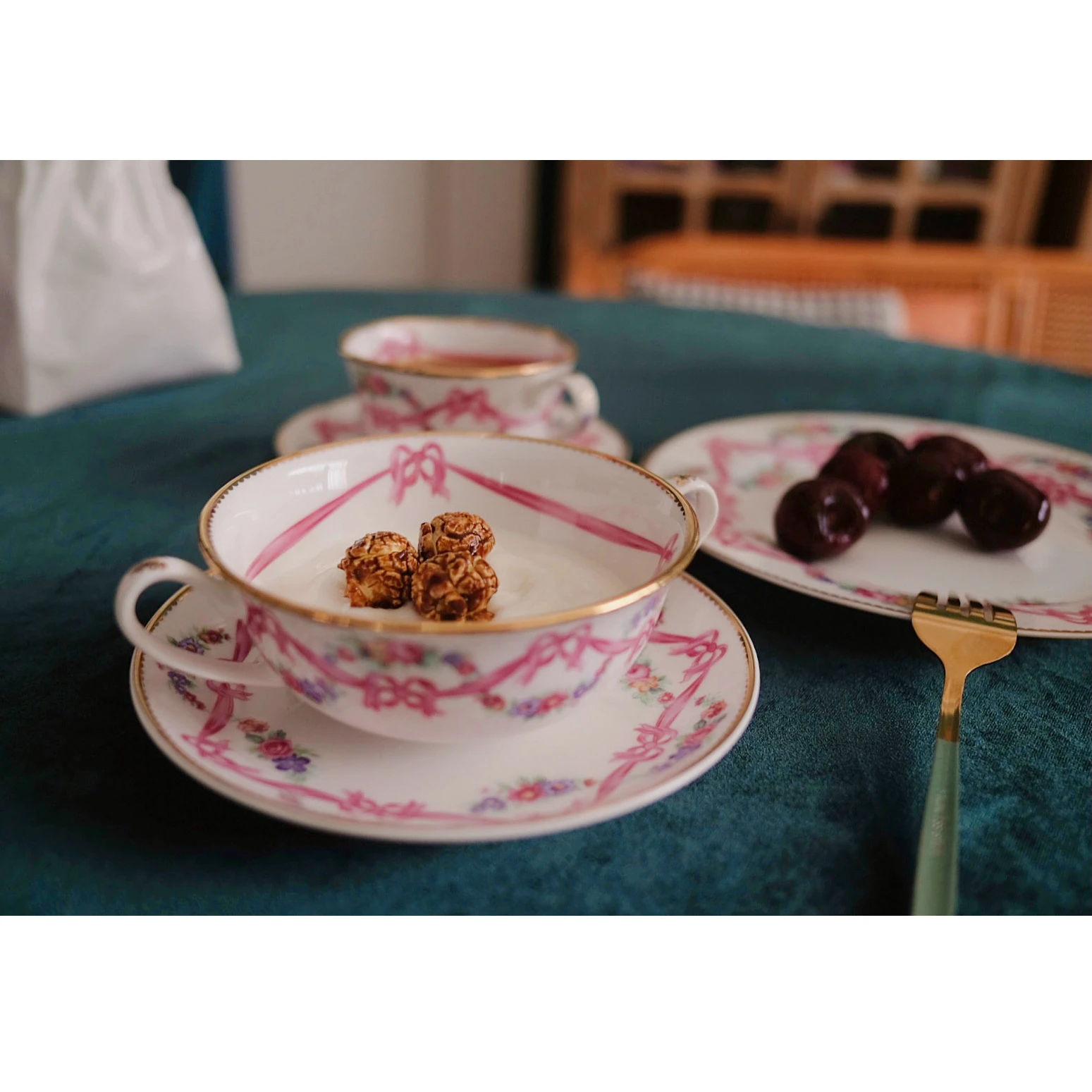 

Hand gilded coffee cup, black tea cup, bird's nest cup, two ear soup cup, dessert plate