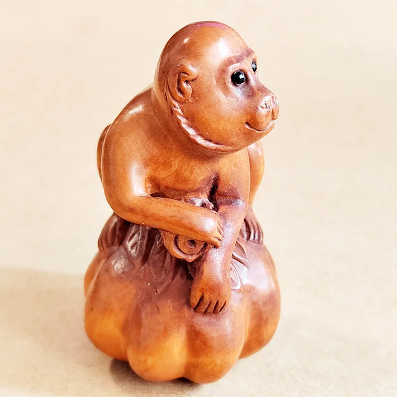 손으로 새긴 회양목 Netsuke: 호박 위의 원숭이, Q4781 - 2 인치