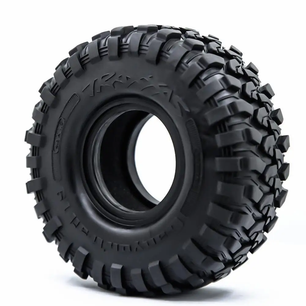 Gros plan sur la bande de roulement des pneus tout-terrain RC 120mm 1.9" en caoutchouc, montrant les crampons profonds.