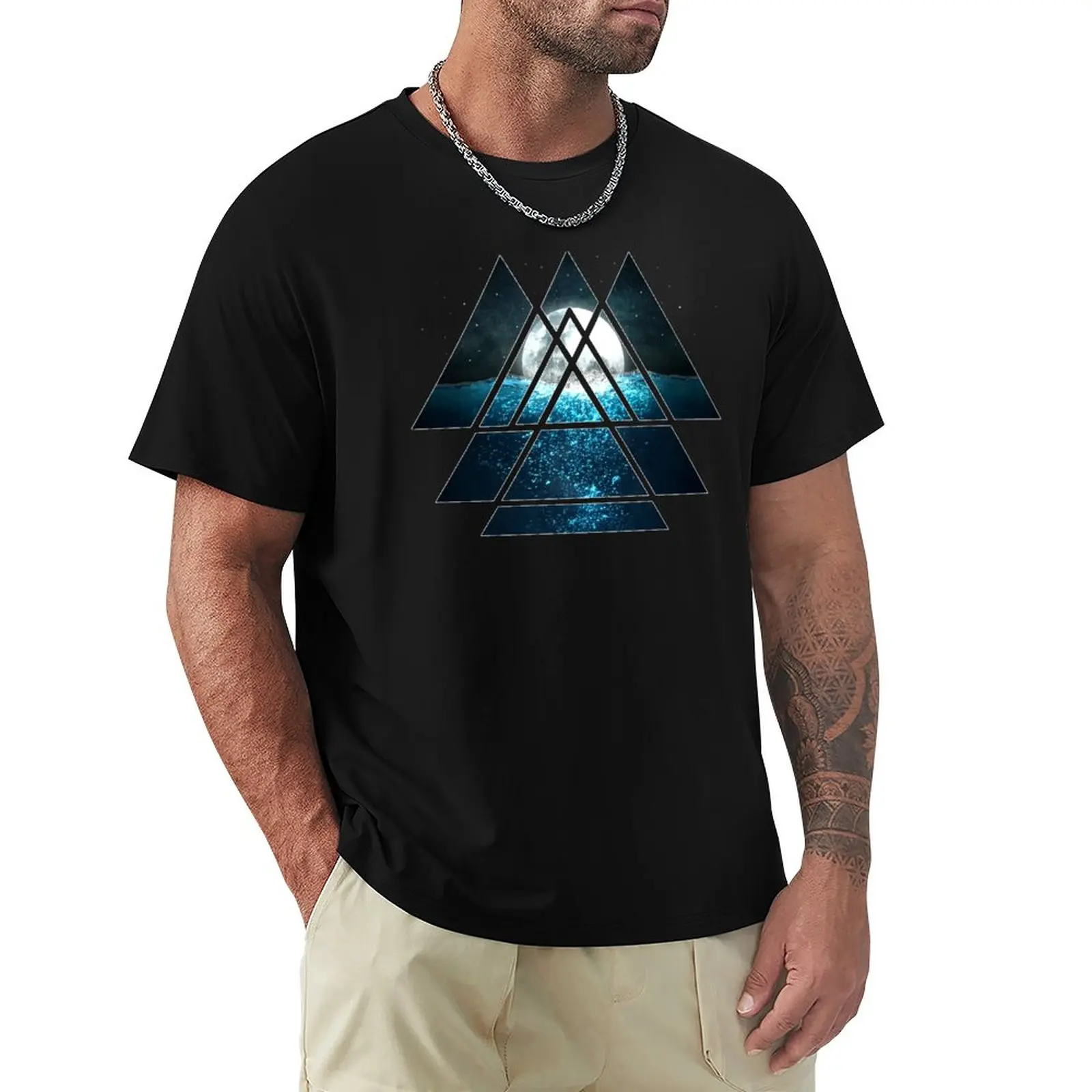 

Мужская футболка с длинным рукавом и изображением священных геометрических треугольников и ухаживающей Луны