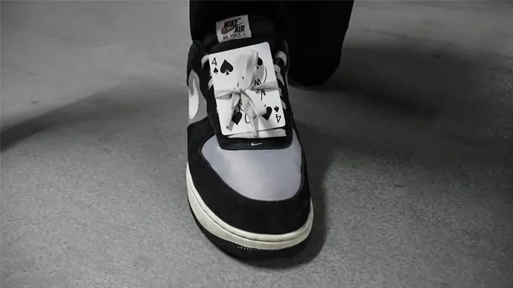 Antonio Satiru는 LACED(Gimmicks 및 온라인 지침)를 선물합니다. 카드 마술 트릭 환상 마술 소품 마술사 데크를 닫습니다.