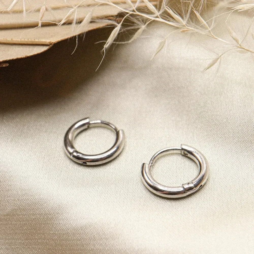 PHNIBIRD Orecchini Cerchio In Nero Di Intrecciare Irregolare Da Uomo Cerchio Orecchini Ipoallergenici Piccoli Per Minimalisti Adatto Per L'uso Quotidiano - Foto 12