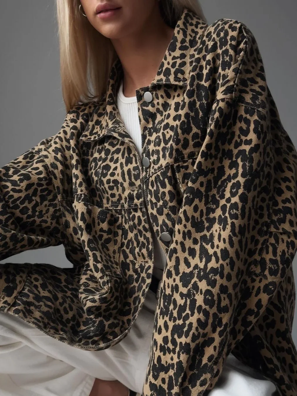 Veste en jean décontractée à imprimé léopard pour femme, coupe ample printanière avec poches et boutons, style vintage mi-long tendance 1