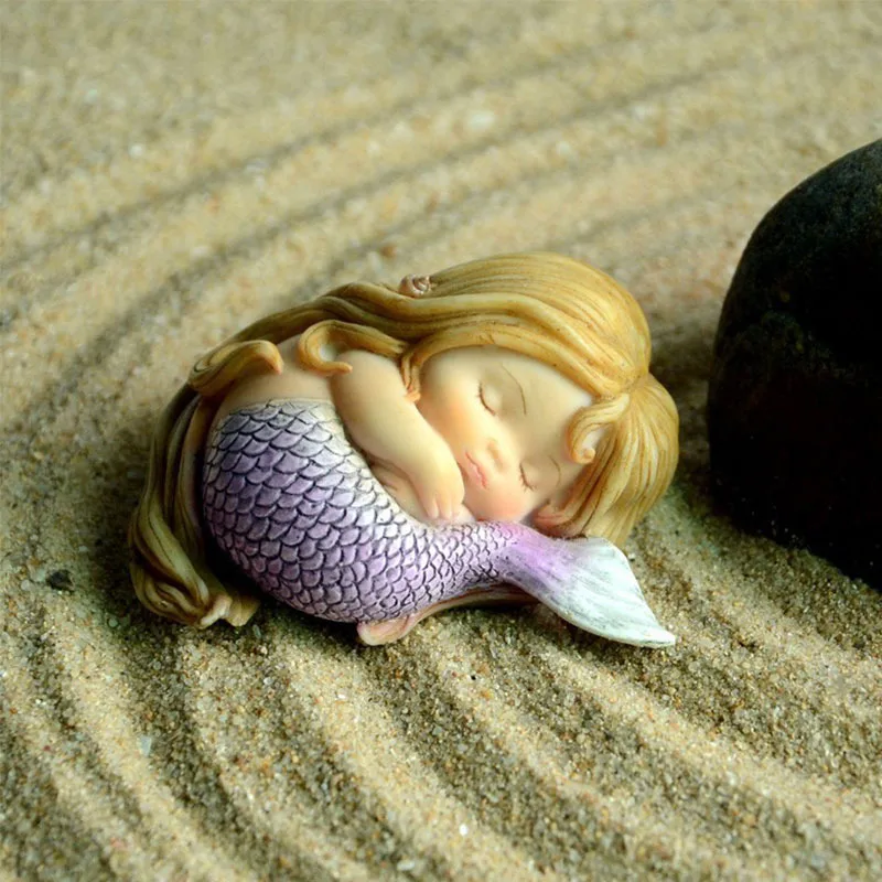 Statuetta Da Collezione In Resina Miniature Fairy Garden Terrarium Sleeping Little Mermaid Statue Car Home Desk Decorazione Accessori