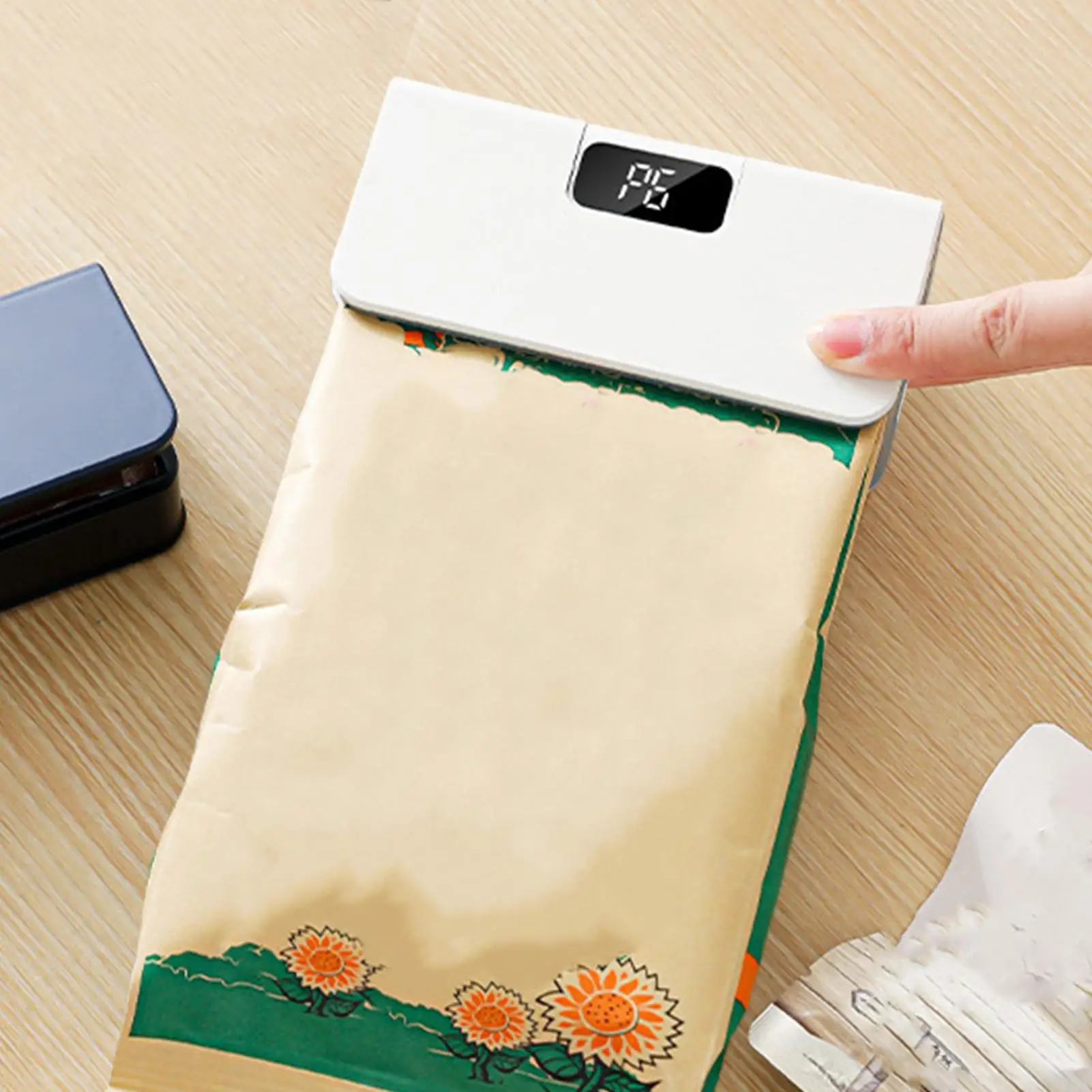 Small Bag Sealer 2 In 1 Chip Bag Sealer And Cutter Vacuum Sealer Fridge Magnet 6-speed Intelligent Temperature Control 4