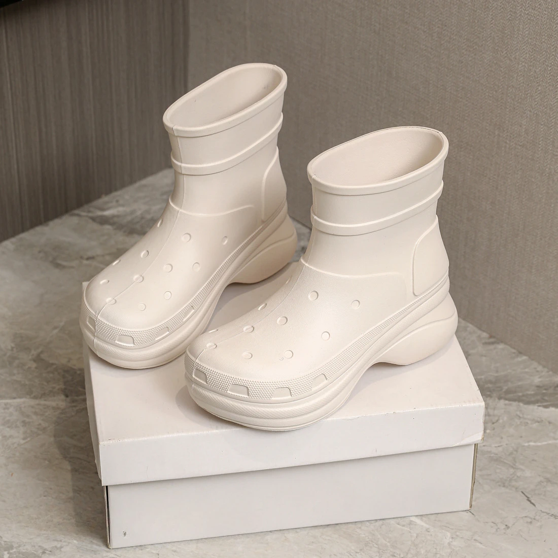 

New Solid Color High Top Women Rain Boots Designer Thick Sole Anti-slip Waterproof Short Boots Fashion Week Rubber Foam Boots