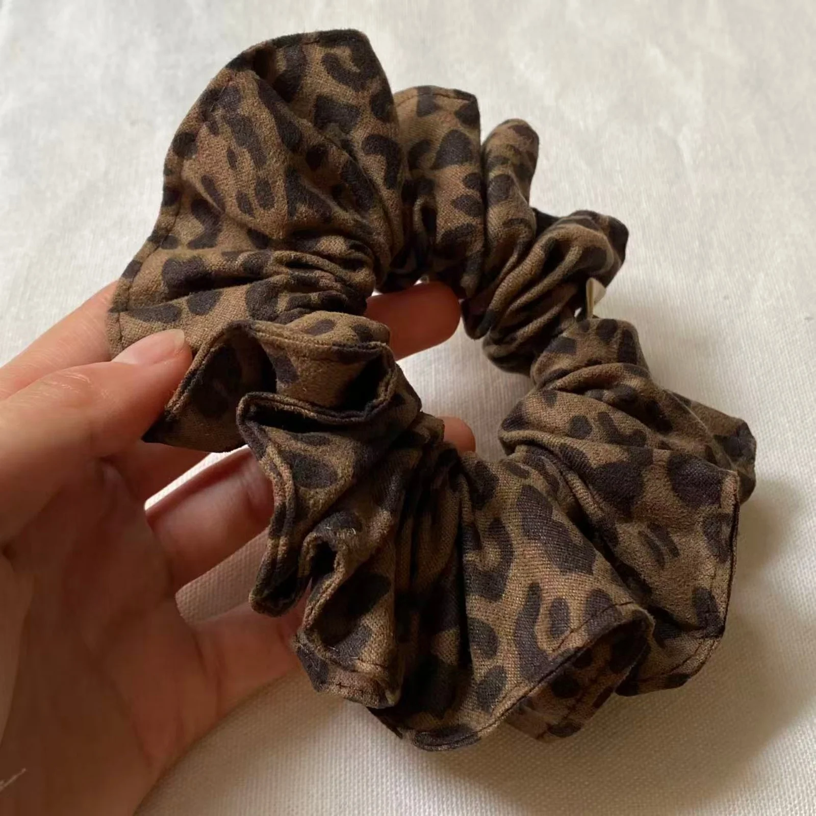 1PCWomen'sAutumn Winter Leopard Print Ruffled Scrunchie Vintage Fashion Hair Accessory Elastic Hair Band Stylish Hair Decoration