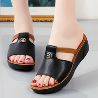 Sandales compensées en cuir véritable pour femmes, semelles souples d'été, semelles épaisses légères, sandales pour femmes, pantoufles, chaussures d'extérieur pour maman 6