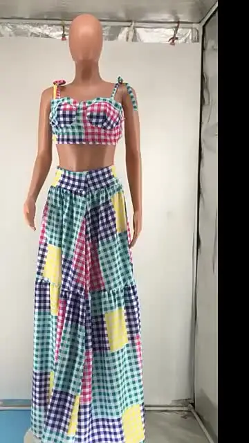 Женский клетчатый костюм Макси CM.YAYA яркая длинная юбка-качели и укороченный топ
