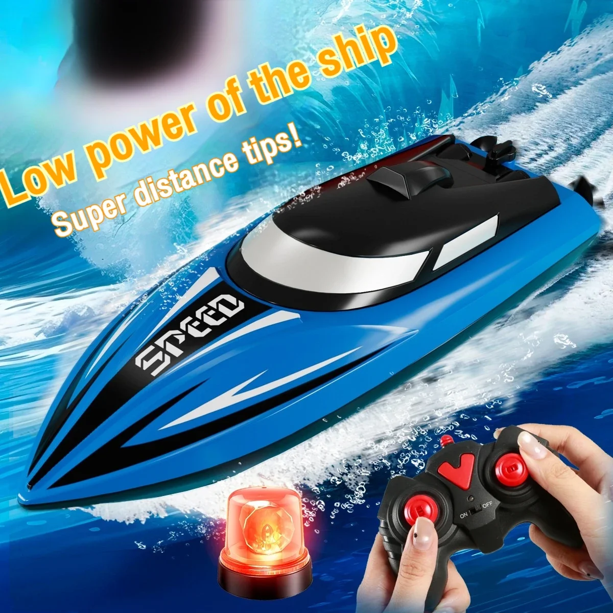 Enfant souriant utilisant la télécommande pour diriger le bateau lumineux 2.4 GHz dans une piscine.