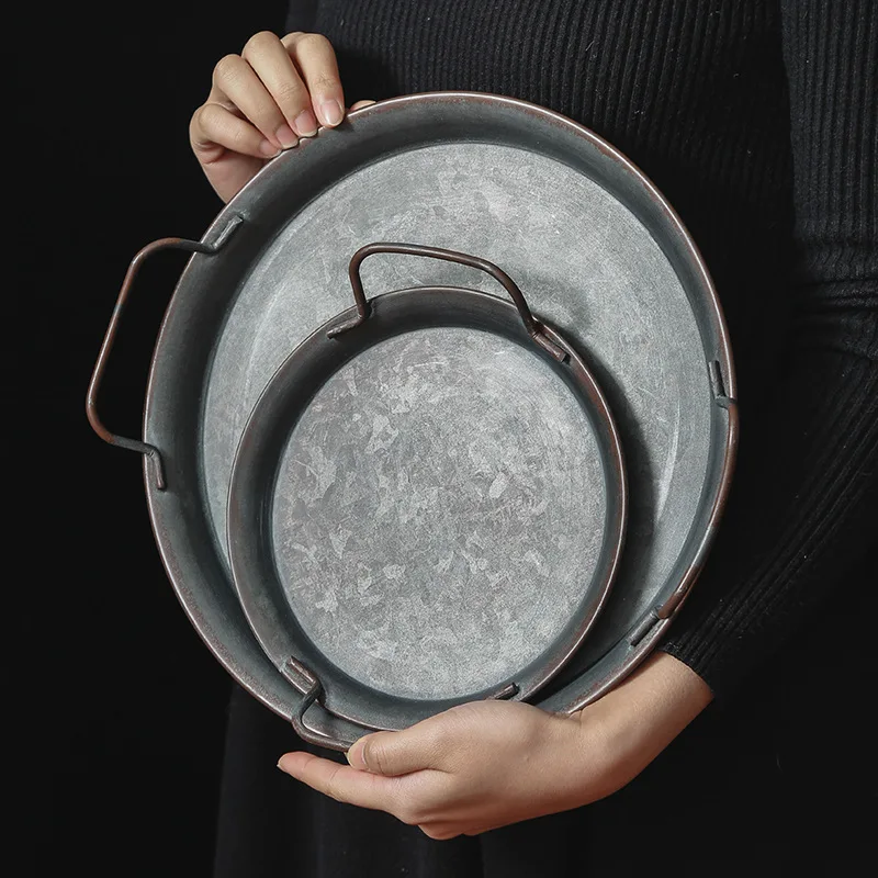 E2 European Retro Metal Plate Dishes With Handle Round Vintage Storage Bread Tray Home Decoration Tableware Dinner Plates Sets