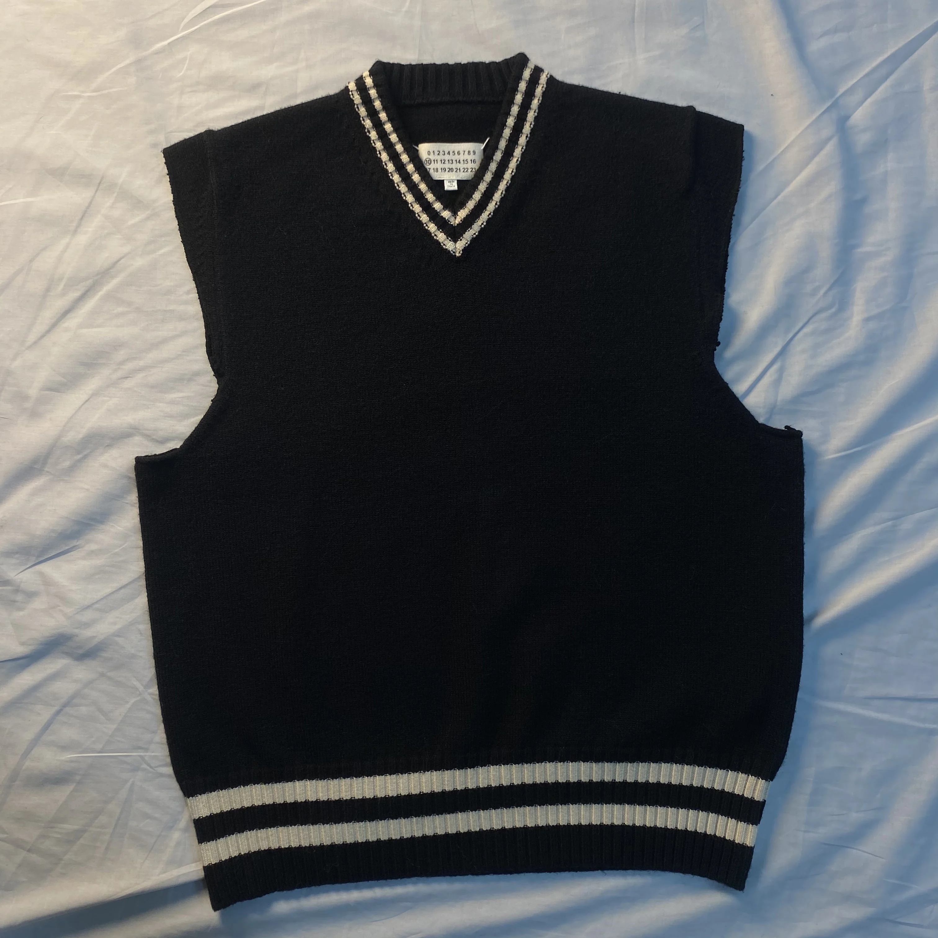 

Mmsix Men's Knitted Vests Autumn Winter New Arrival V-neck Striped Patchwork Pullover Sweaters High Quality Sleeveless Sweaters