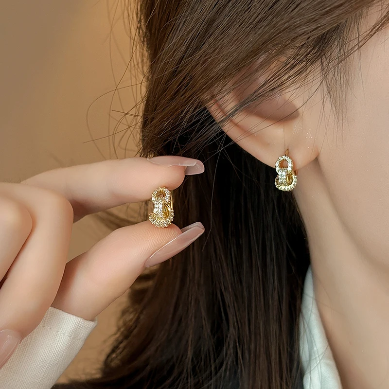 Exquisite geometrische gewundene Mikro-Intarsien-Zirkon-Ohrschnalle aus Metall mit exquisitem Design, trendiger Schmuck, Mini-Ohrringe für Damen – Detail 3