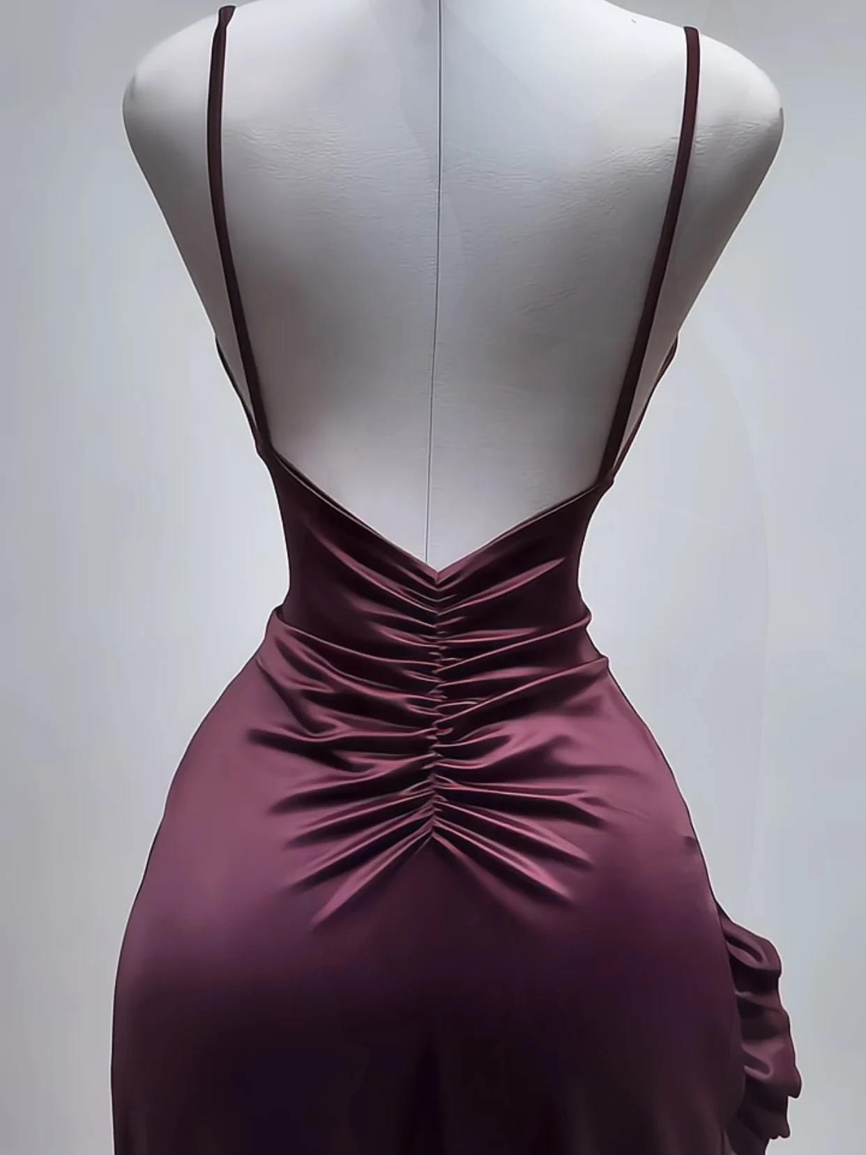 فستان ساتان خمري بفتحة جانبية أنيقة