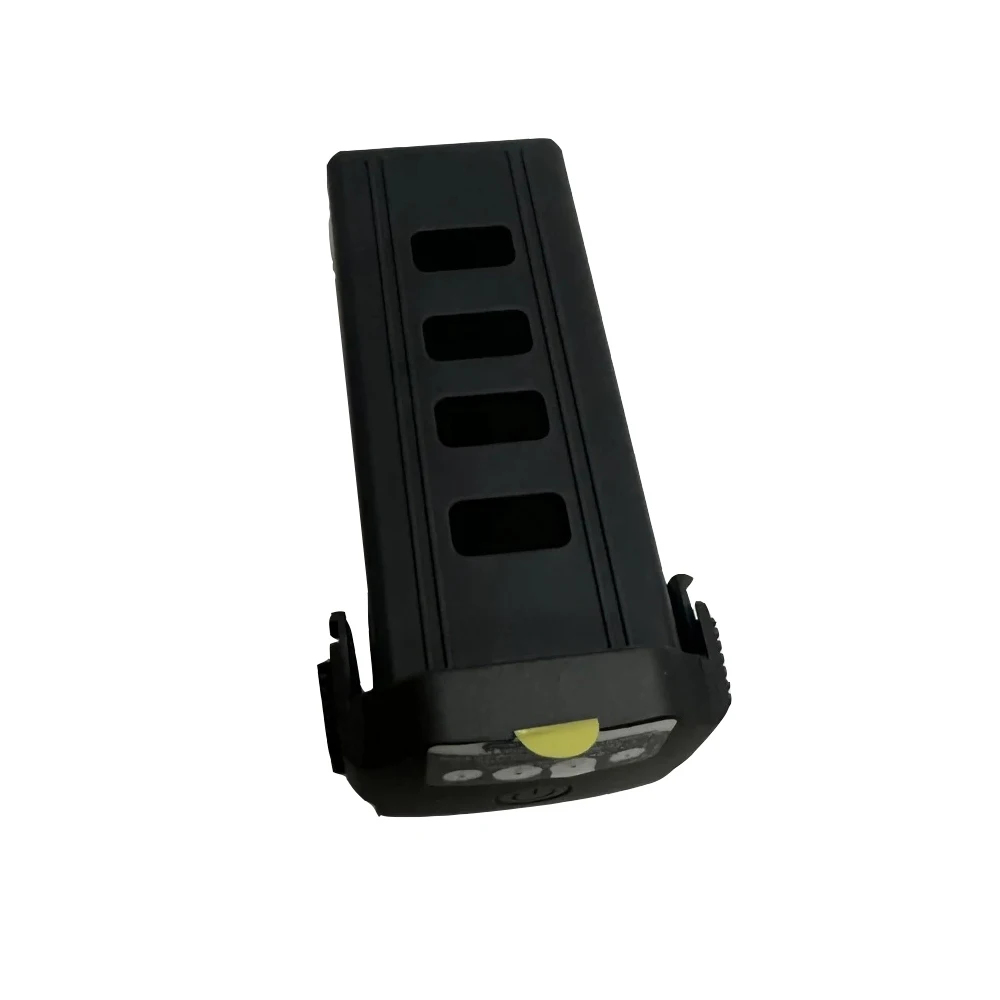 Batterie Drone Wing6 11.4V 3000mAh insérée dans un drone, vue latérale montrant le compartiment batterie.
