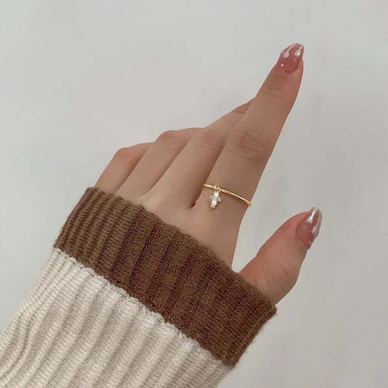 Рисунок 6 - Женское кольцо с инкрустацией из циркония