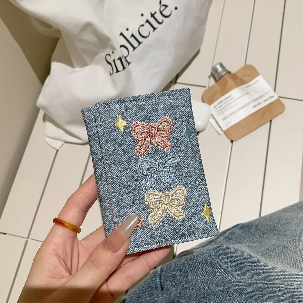 Portafoglio Portatile in Pelle PU con Fiocco Ricamato, Porta Carte in Pelle Ricamata, Portafoglio a Tre Ante alla Moda per Scuola - immagine 5