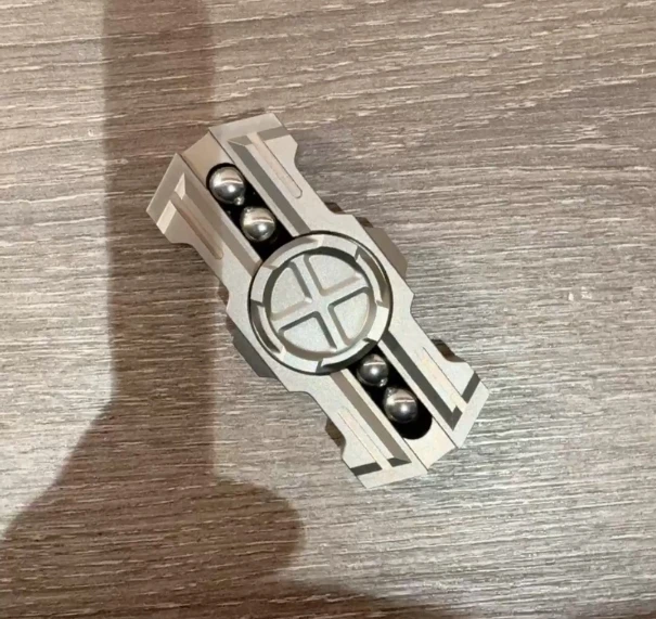 

Second-hand product EDC MACKIE Tungsten Holy Sword fingertip gyroscope Decompression toys