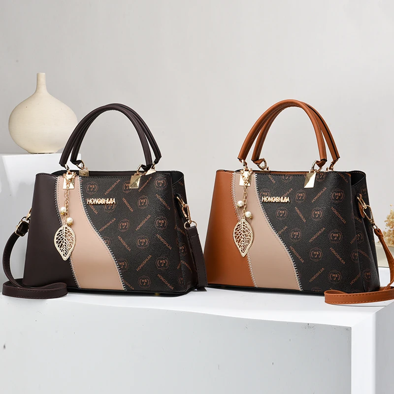 حقيبة يد نسائية أنيقة، بتصميم كروس مطبوع، تتميز بس...