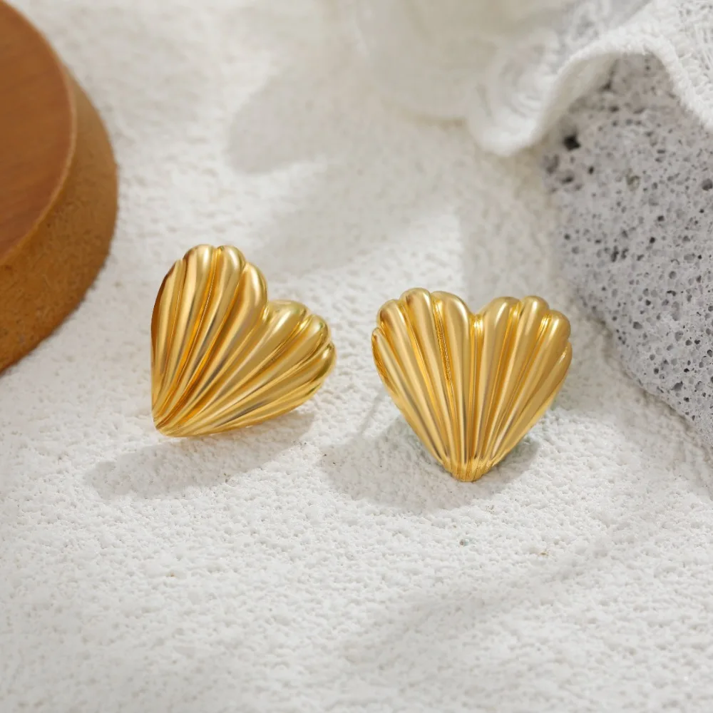 Classics Sleek Striped Thick Heart Small Ear Stud for Women Hypoallergenic 18K Gold Plated Geometric Symmetry Earrings Bijoux