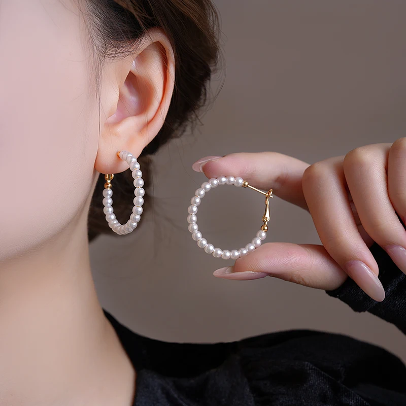 Goldfarbene Perlen, Imitationsperle, kreisförmige Creolen, ein vielseitiges Ohr-Accessoire für Damen-Modeschmuck im Jahr 2025, junges Mädchen – Detail 5