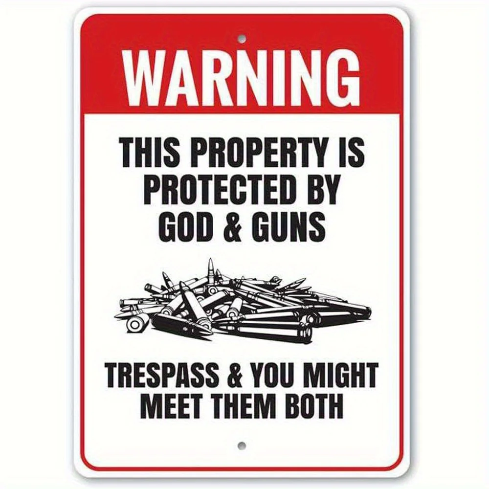 Propiedad protegida por God & Guns Señal de advertencia - Letrero de metal rústico con diseño de armas cruzadas, resistente a la intemperie para interiores/exteriores