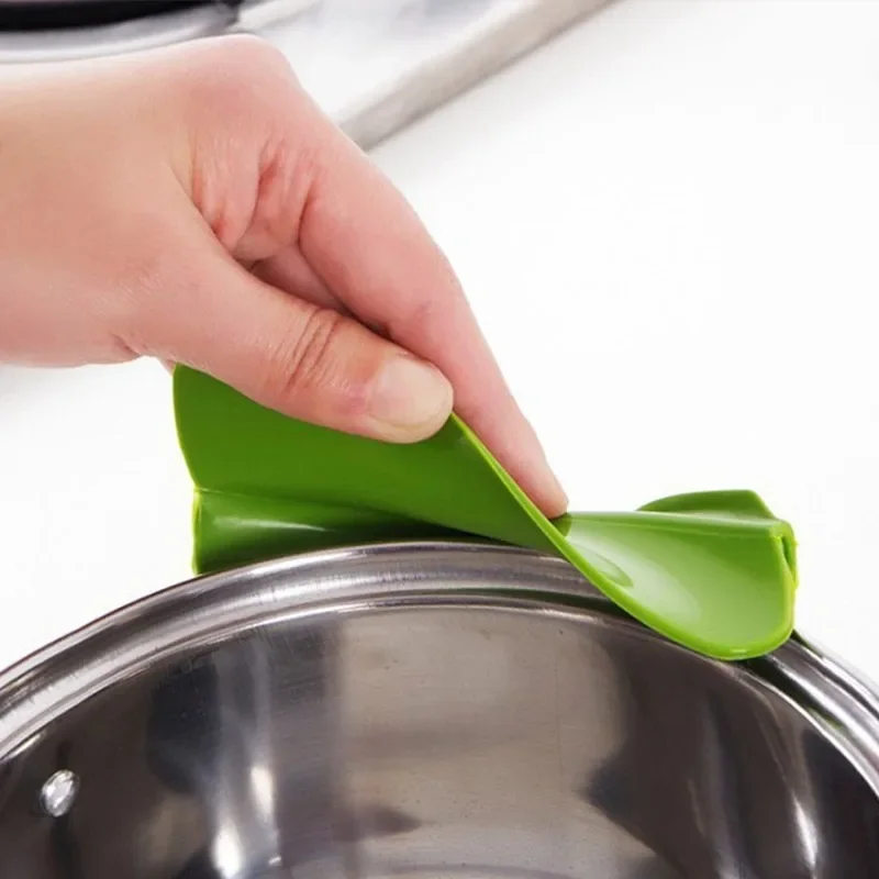 Silicone Kitchen Funnel Stretch Drain Funnel Pot Edge Water Filter Soup Home Kitchen Liquid Diversion Drainer Strainer