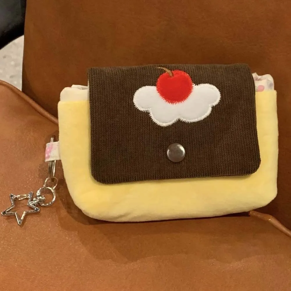 Portamonete Design Pudding alla Ciliegia, Mini Pochette in Velluto Morbido con Texture Corduroy, Portafoglio Compatto con Ricamo a Torta Carino - immagine 4