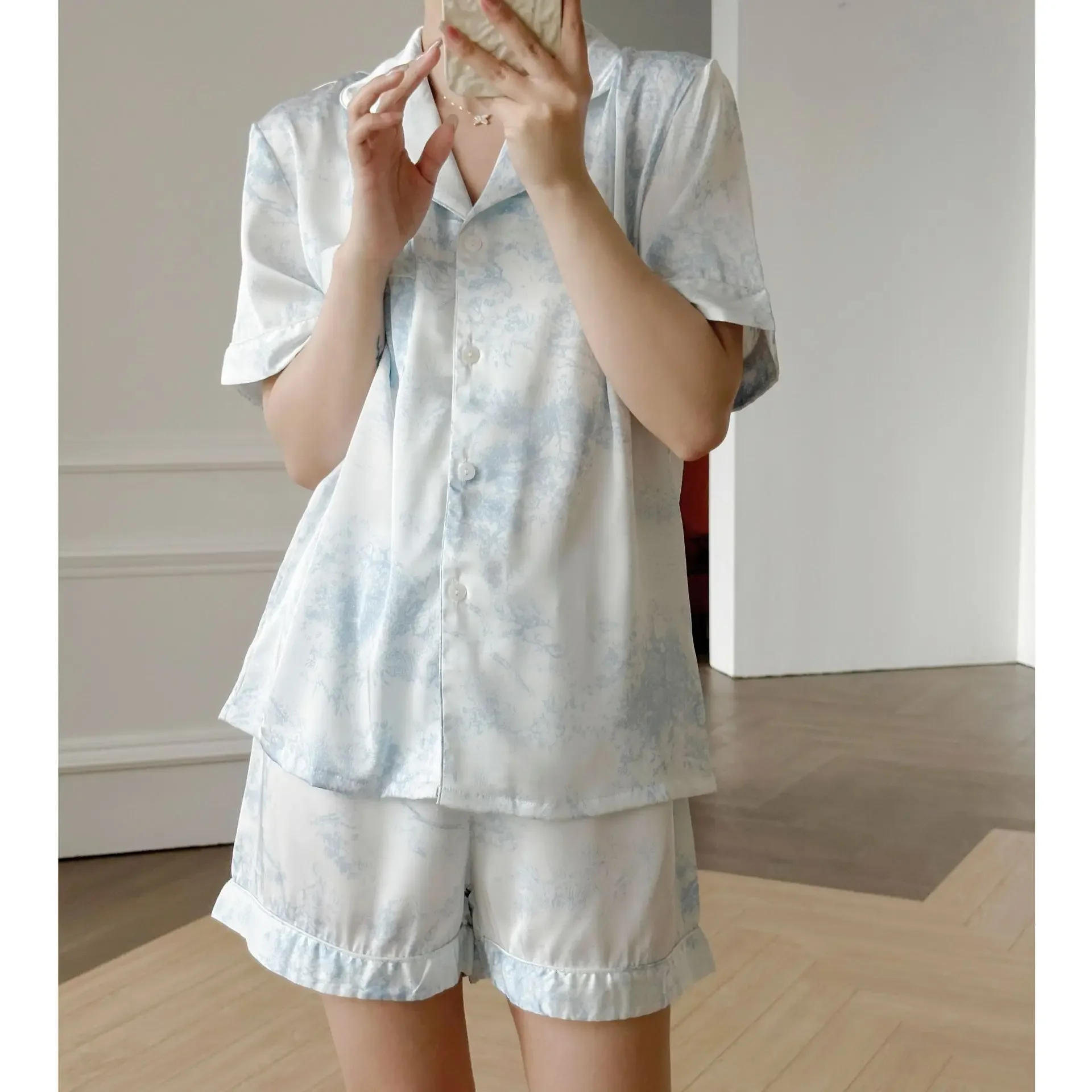 بيجامة حرير دانتيل وردي أنيقة