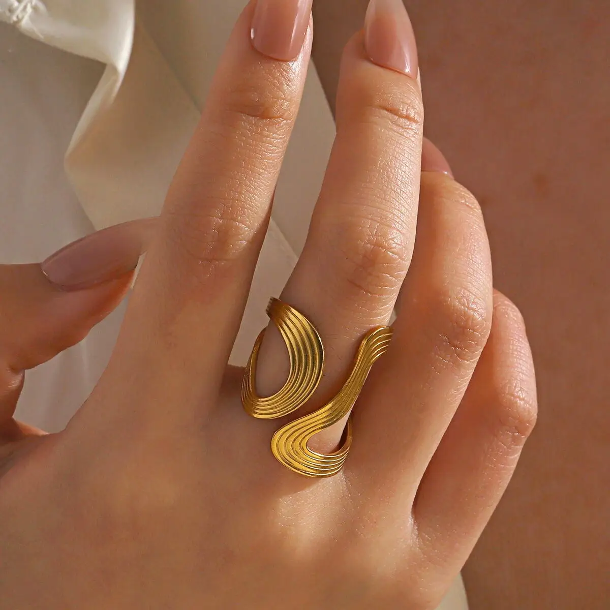 Anello con nodo d'amore per donna, anello impilabile delicato placcato oro in acciaio inossidabile, piccoli gioielli con nodo - immagine 2