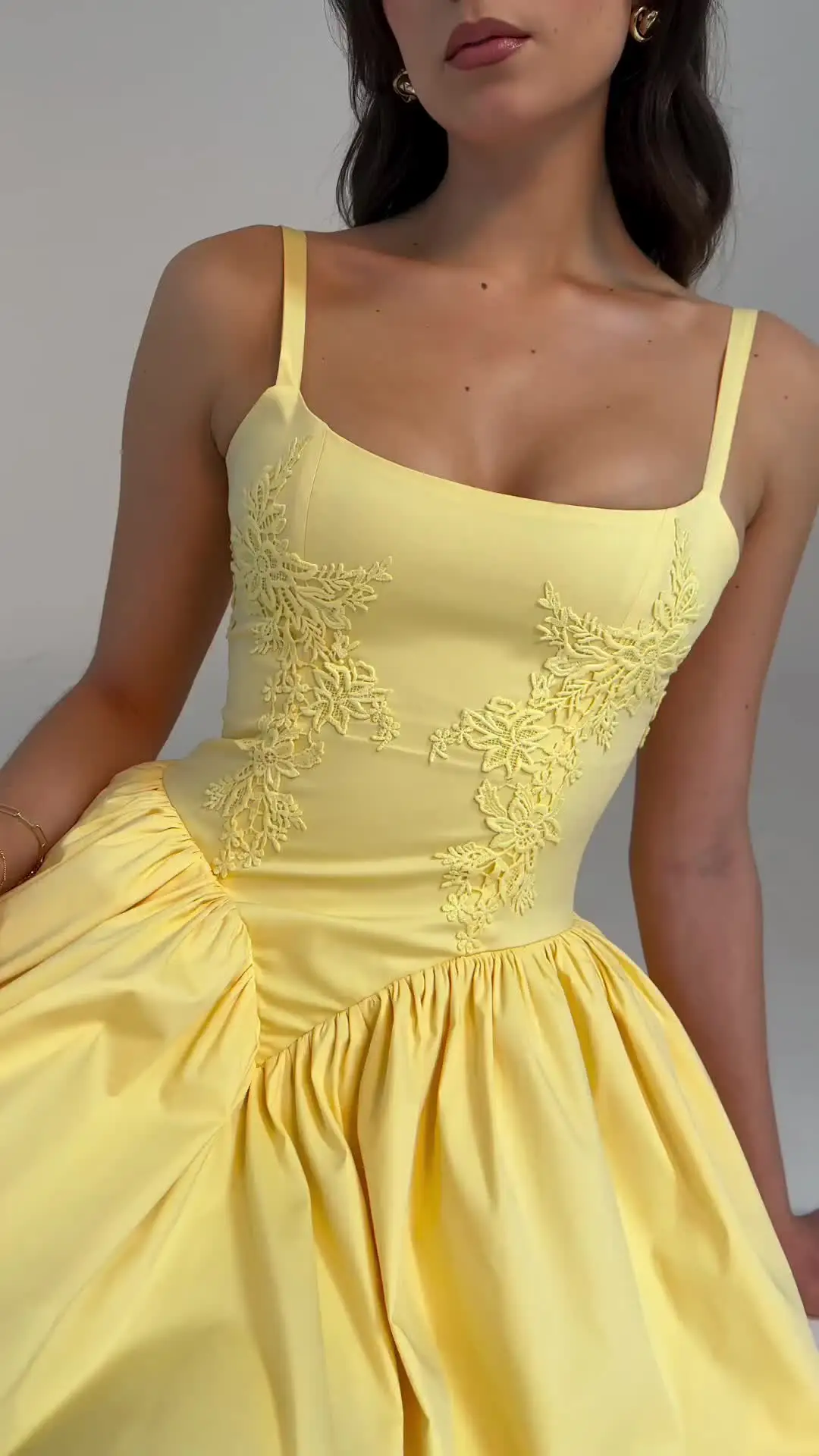 Мини-платье ТРАПЕЦИЕВИДНОЕ на бретелях-спагетти со шнуровкой и открытой спиной