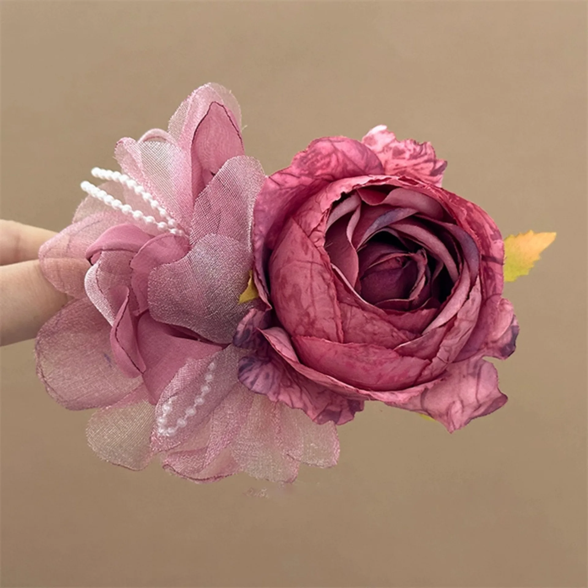 1Pcs Rose Rosa Dreidimensionale Blume Haar Clip Fee Sanfte Styling Haar Zubehör Dating Partys Täglichen Verschleiß Dekoration Clip – Detail 5