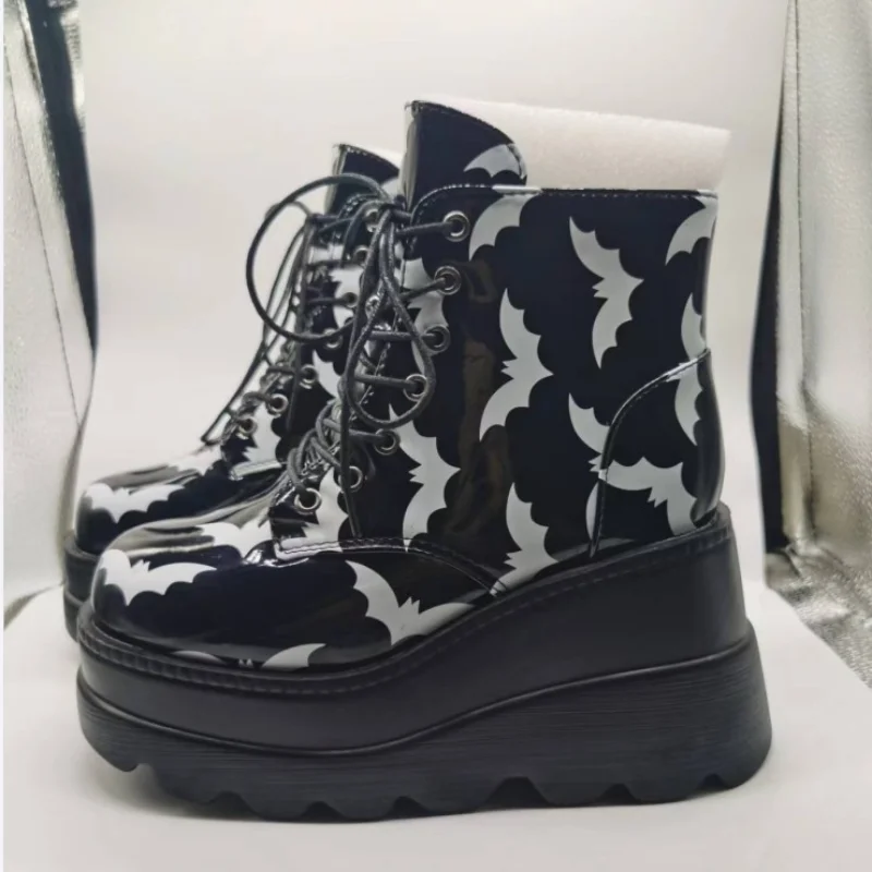 

2022 Europe and The United States New Muffin Thick-soled Patent Leather Large Size Bootie Female Print Bat Boots