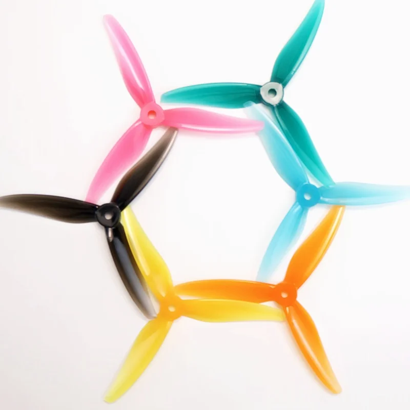 Pales d'hélices 5 pouces pour drone FPV course disposées en éventail, mettant en valeur les couleurs vives.