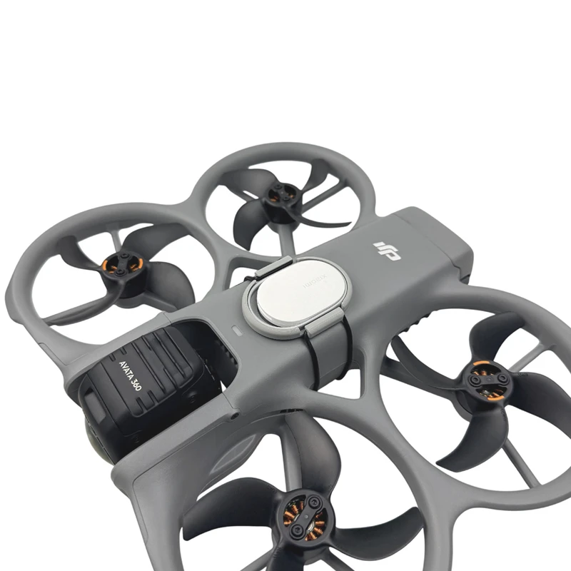 Support de montage pour drone DJI AVATA 360 avec localisateur Apple Airtag ou Xiaomi TAG, montrant le logement du localisateur.
