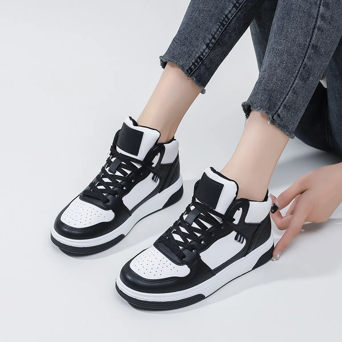 Women Two Tone Lace-up Front Sneakers Fashion Black And White