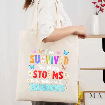 Borsa a mano in tela di colore naturale, ha stagionato trop tante tempeste di farro di gocce di pioggia, con stampe di farfalle e margherite per