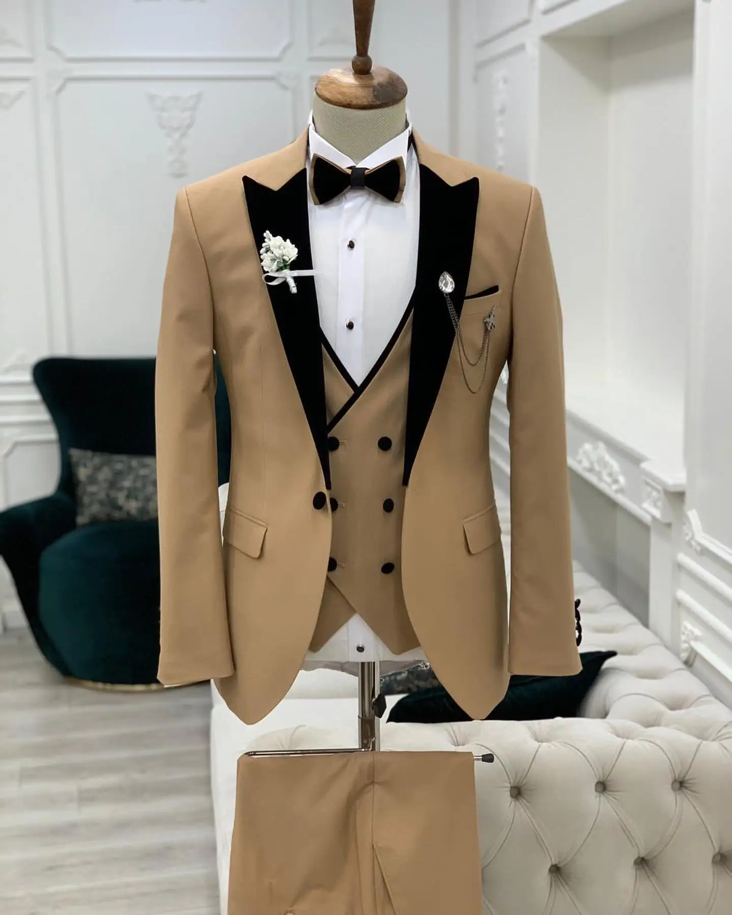 Tailored Men's Formal Suits Sets Ivory Unique Design Shawl Lapel Blazer Trousers Wedding Clothing 3pcs Jacket Pants Vest Outfit