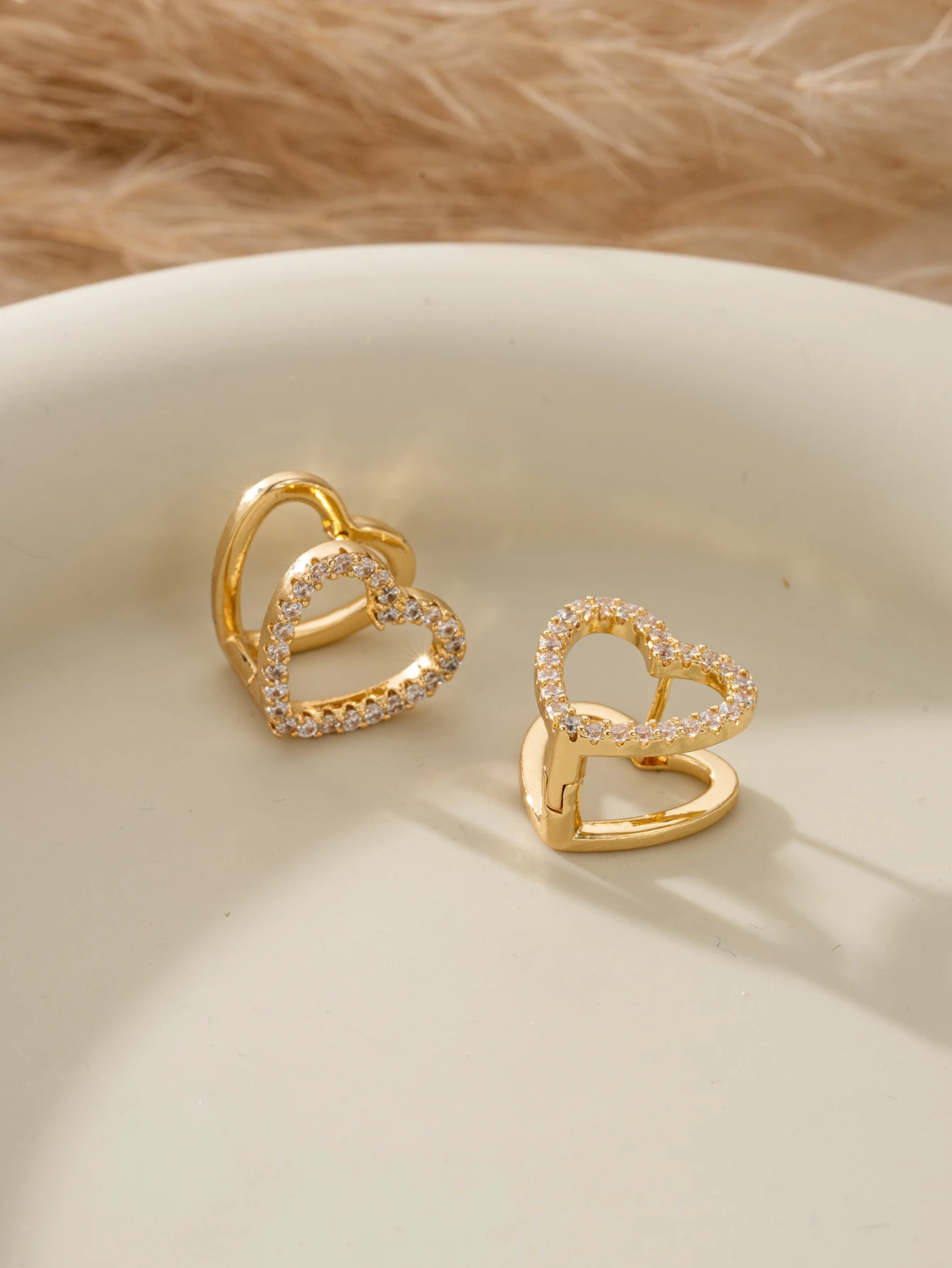 עגילי לב מצופי זהב דקים עם אבן CZ: חרוזי אהבה מבריקים, תכשיטי יומיום ומסיבות אלגנטיים לנשים