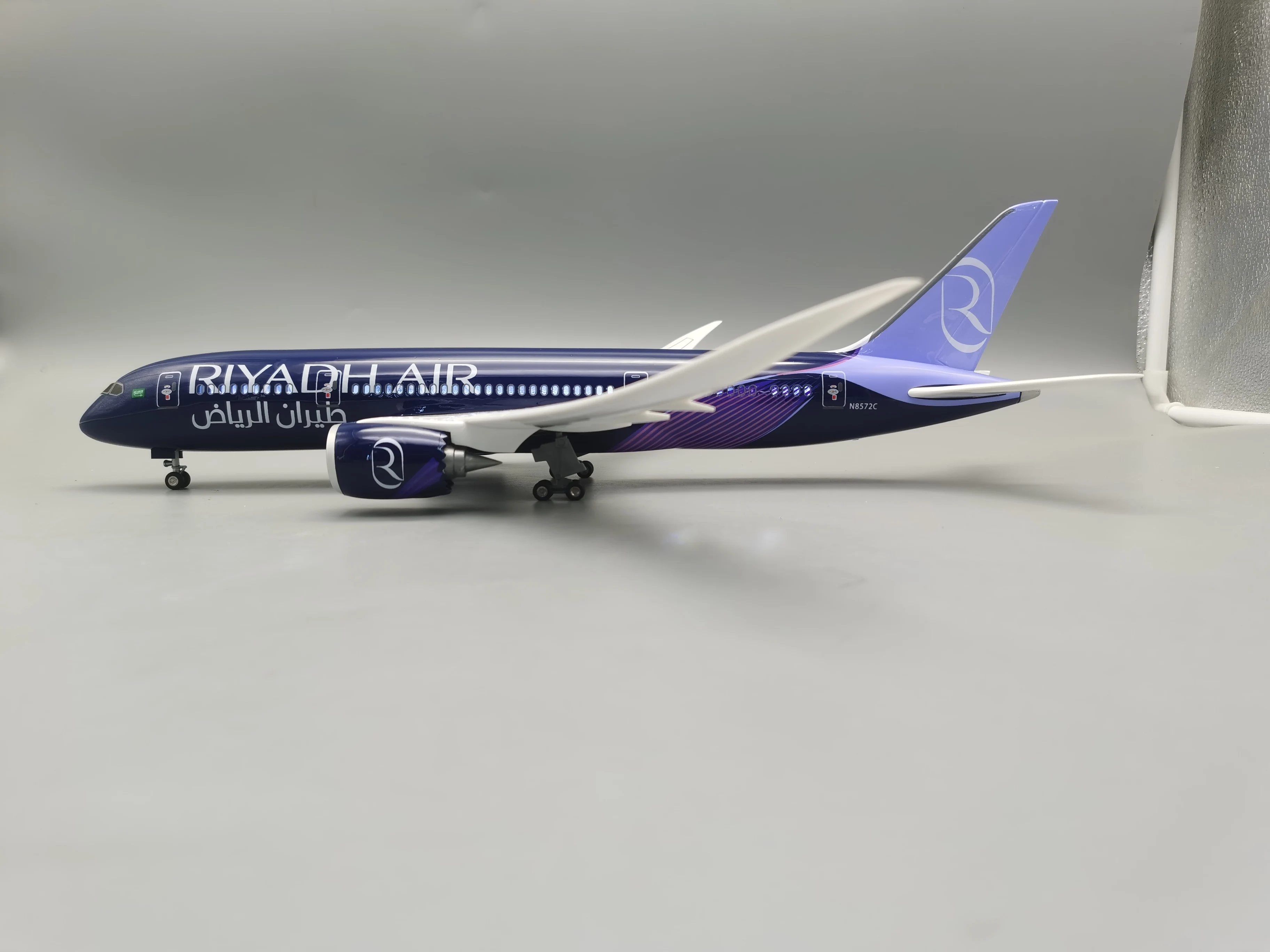 مجسم طائرة B787 الرياض: تحفة فنية لعشاق الطيران B7...