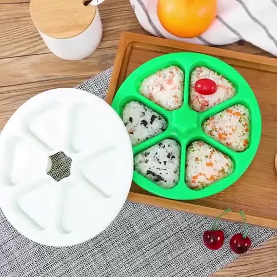 GEXINKEJI 10 Stampi per Palline di Riso per Sushi Creare Facilmente Piatti di Sushi Stampi Triangolari per Polpette di Riso Creatore per Ristorante Campeggio Famiglia con Cucchiaio per Riso